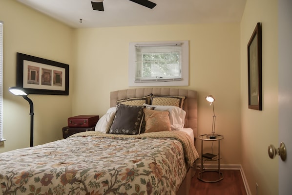 2 bedrooms, desk, iron/ironing board, WiFi