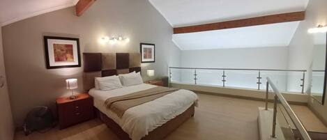 Standaard appartement | Luxe beddengoed, donsdekens, pillowtop-bedden, een kluis op de kamer