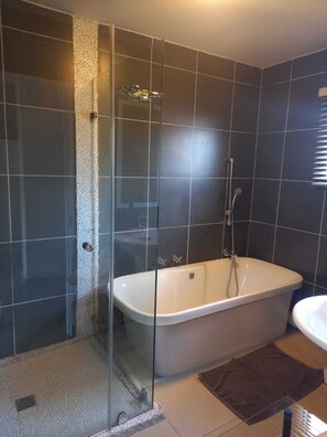 Mount Royal 47 with Balcony | Bathroom | Separate bathtub and shower, hydromassage showerhead, towels, soap - Mount Royal Morningside (Sandton)