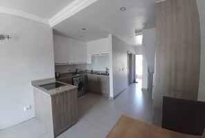 Full-sized fridge, microwave, oven, electric kettle - Mount Royal Morningside (Sandton)