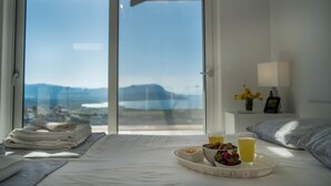 Un lit bien fait, avec un plateau de petit-déjeuner, un verre de jus d’orange et une vue sur l’extérieur grâce à une porte coulissante.