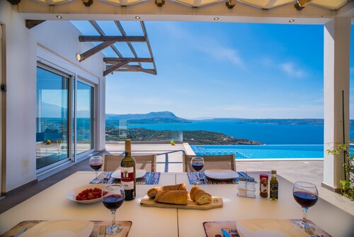 Ein atemberaubender Blick auf die Bucht von Souda-Chania und die Weißen Berge