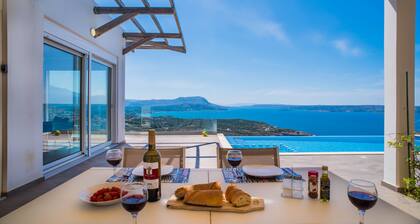 Una vista impresionante de la bahía de Souda-Chania y las Montañas Blancas