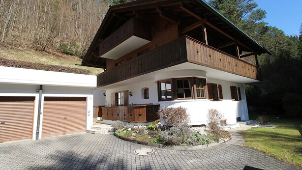 A two-story chalet with a balcony, a garage, and a landscaped garden. - Chalet Adriana (Garmisch-Partenkirchen)