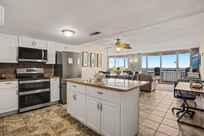 Condo, 2 chambres | Cuisine privée | Réfrigérateur, un four, cafetiÚre-théiÚre, grille-pain