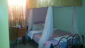 Kamar Double | 4 kamar tidur, meja kerja, tirai kedap cahaya, dan Wi-Fi gratis