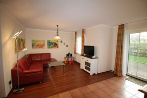 TV, books, stereo - NEW, handicapped accessible, sun terrace, close to the center, P at the house (Wangerland)