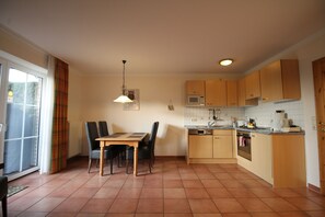 Fridge, oven, stovetop, dishwasher - NEW, handicapped accessible, sun terrace, close to the center, P at the house (Wangerland)