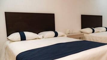 Kahden hengen standard-huone, 2 parisänkyä, kylpyhuone makuuhuoneen yhteydessä, näköala puutarhaan | Työpöytä, kannettavalle tietokoneelle sopiva työtila, pimennysverhot