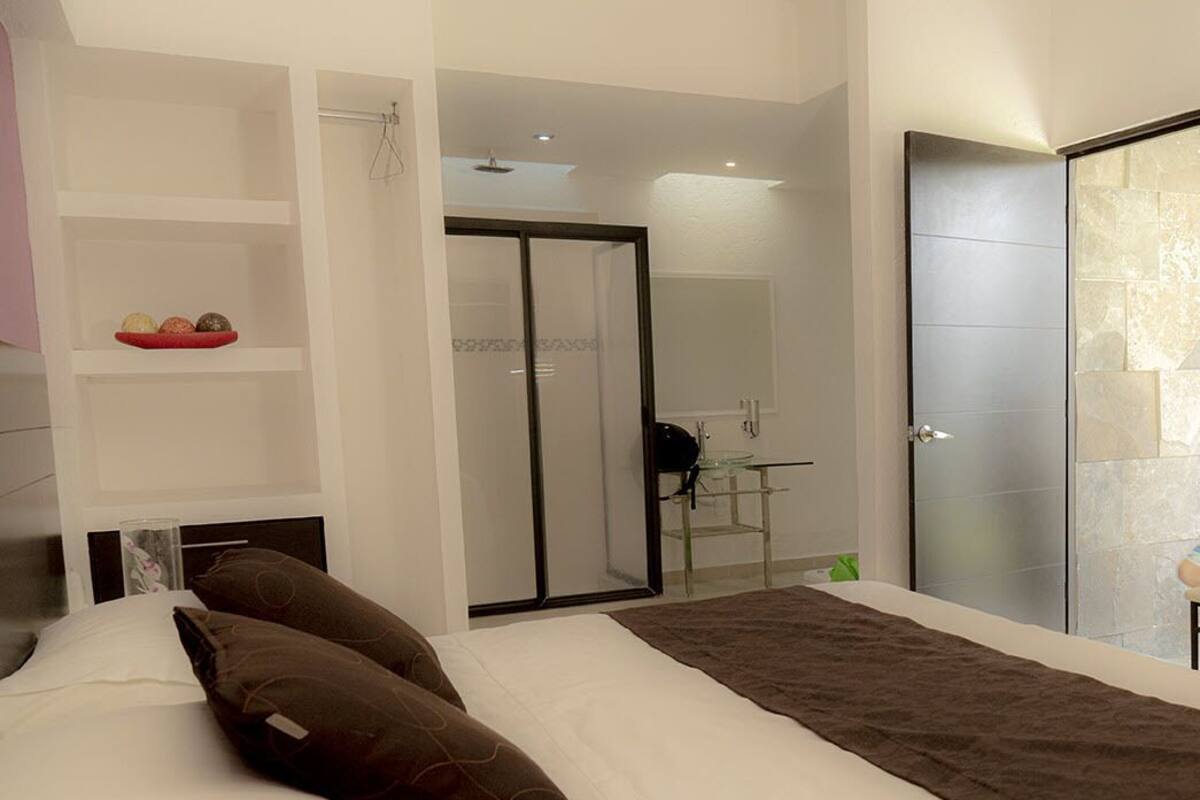 Phòng Premium, 1 giường cỡ king, bồn tắm nước nóng, quang cảnh vườn | Bàn, khu vực làm việc phù hợp cho laptop, màn/rèm cản sáng