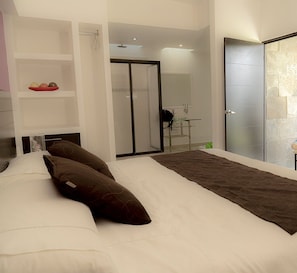 Escritorio, espacio para trabajar con laptop y cortinas blackout