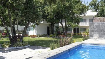 Ulkouima-allas avoinna 9.00–21.00, aurinkovarjoja