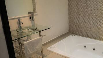 Premium-huone, 1 suuri parisänky, poreamme, näköala puutarhaan | Kylpyhuone | Erillinen kylpyamme ja suihku, poreamme, hierova suihkupää, pyyhkeet