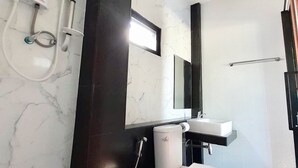 Rom – standard | Bad | Dusj, toalettartikler (inkludert), hårføner og håndklær