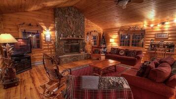 Una Smart TV, una chimenea, un reproductor de DVD