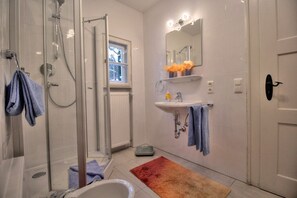 Apartamento, 2 quartos, varanda, no piso térreo (Noris) | Banheiro | Chuveiro, secador de cabelo, toalhas de banho, papel higiênico