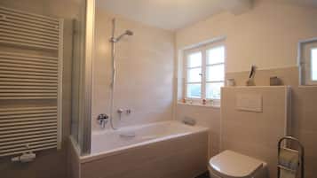 House, 2 Bedrooms, Lanai, Mountain View (Alpenschloss) | Bathroom | Bathtub, hair dryer, towels, toilet paper