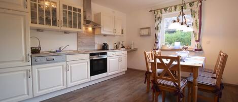 منزل - غرفتا نوم - بشرفة مسقوفة - منظر للجبل (Alpenschloss) | مطبخ خاص | ثلاجة، ميكروويف، فرن، موقد طهي مسطح