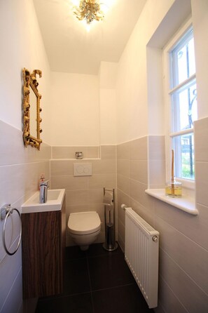 House, 2 Bedrooms, Lanai, Mountain View (Alpenschloss) | Bathroom | Bathtub, hair dryer, towels, toilet paper