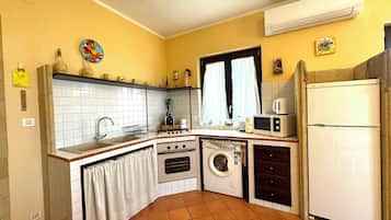 KĂŒhlschrank, Mikrowelle, Ofen, Herdplatte