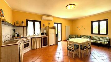 KĂŒhlschrank, Mikrowelle, Ofen, Herdplatte