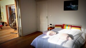 A bedroom with a bed, pillows, a wall-mounted air conditioner, and a door leading to an outdoor area. - NEW Villa with JACUZZI, near St Cyprien beach (LECCI)
