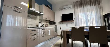 Réfrigérateur, four à micro-ondes, un four, surface de cuisson