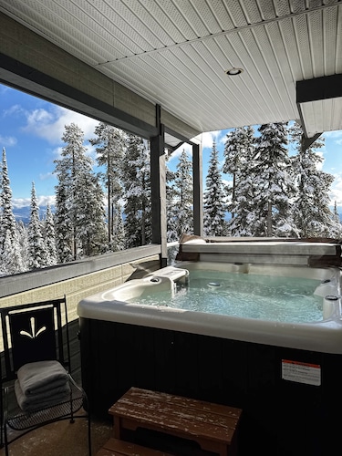 The Howling Wolf | Beautiful Chalet | Private Hot Tub | Pet friendly| Ski in/out