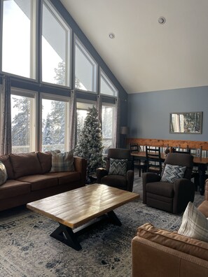 Een smart-tv en een open haard