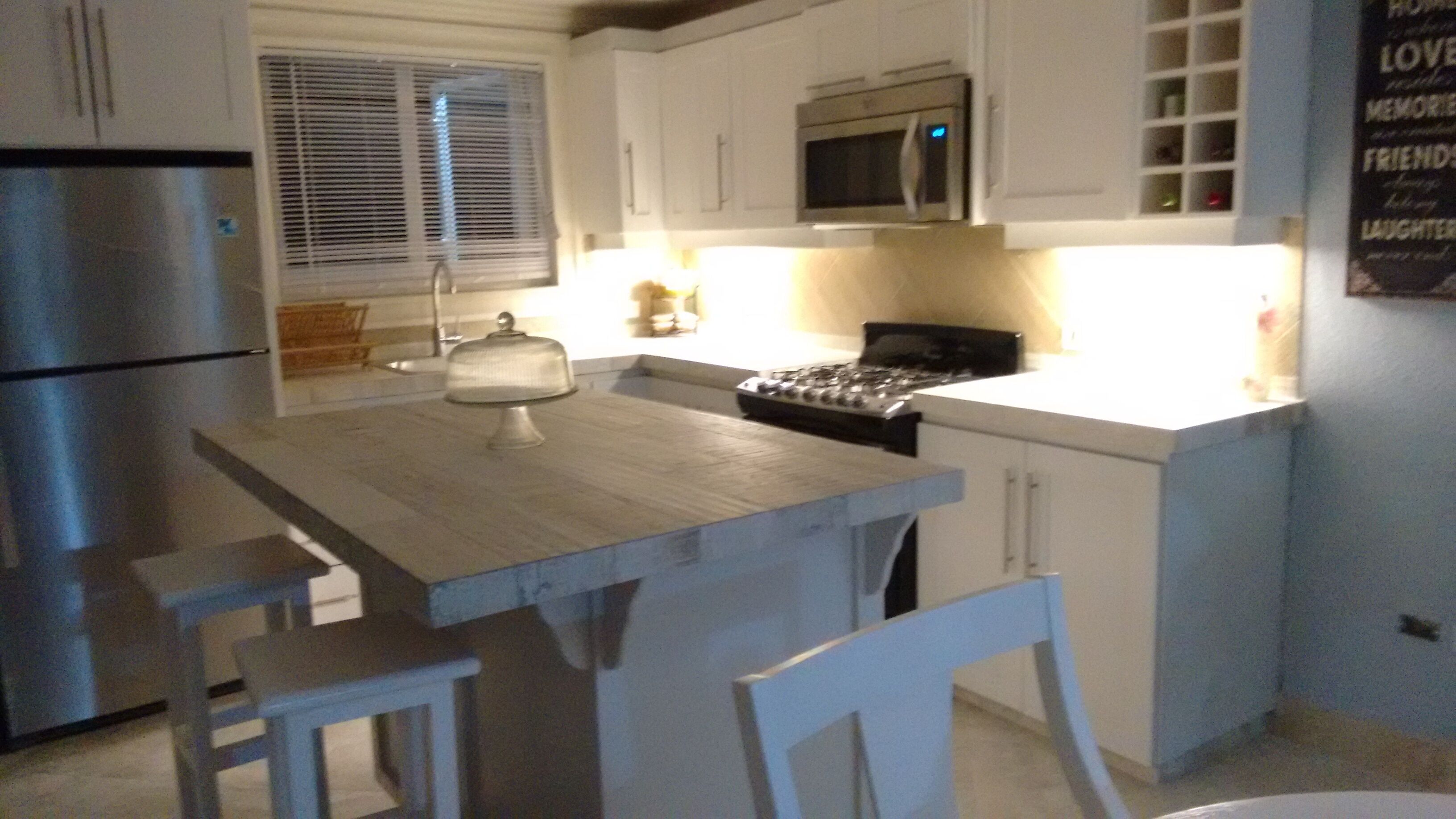 冷蔵庫、電子レンジ、オーブン、コンロ