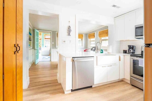 Frigorifero, microonde, forno, piano cottura