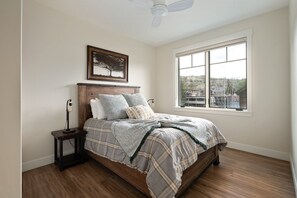 2 Schlafzimmer, hochwertige Bettwaren, Schreibtisch