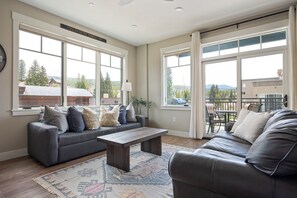 Smart TV, fireplace, video games, Hulu - Downtown WP Loft 207 I Hot Tub I Great Views I Heated Garage I Discounted Attractions (Winter Park)