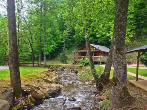 Romantic Creekside Cabin only 3 miles from Downton Bryson City!