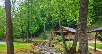 Romantic Creekside Cabin only 3 miles from Downton Bryson City!