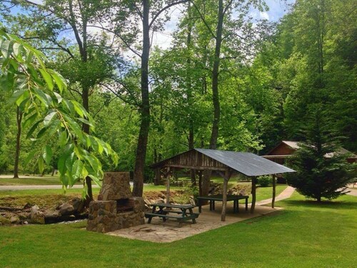 Romantic Creekside Cabin only 3 miles from Downton Bryson City!