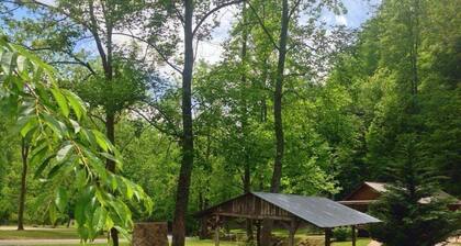 ¡La romántica cabaña Creekside a solo 3 millas de Downton Bryson City!