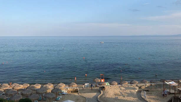 A beach with thatched umbrellas, sun loungers, and a clear view of the sea. - 3 Bed Apt, Garden of Eden, St Vlas, Bulgaria (Sveti Vlas)