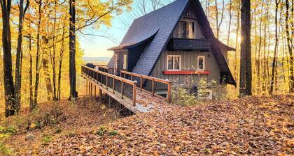 Amplio y bellamente restaurado Schuss Mountain "A-Frame" - 12 plazas