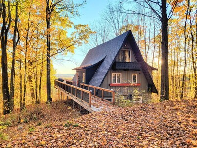 Amplio y bellamente restaurado Schuss Mountain "A-Frame" - 12 plazas