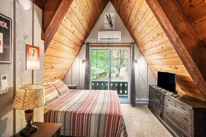 4 habitaciones, escritorio y tabla de planchar con plancha