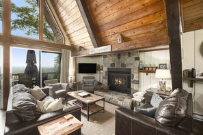 Smart TV, chimenea, videojuegos y libros