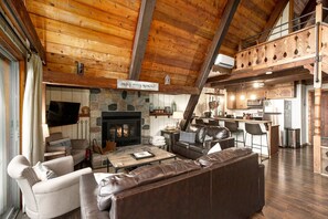Una Smart TV, una chimenea, videojuegos, libros