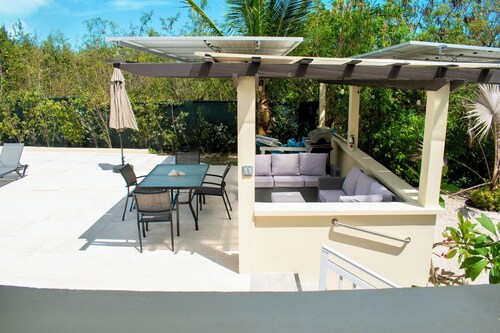 Hopewell Villa w/Pool & walk to Grace Bay beach 🏖 