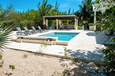 Hopewell Villa w/Pool & walk to Grace Bay beach 🏖