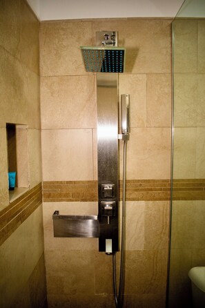 Badewanne, Haartrockner, Handtücher, Seife