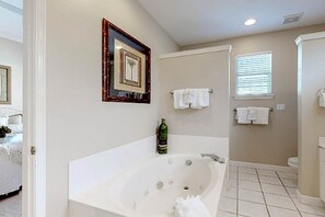 Combined shower/tub, hair dryer, towels