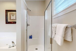 Combined shower/tub, hair dryer, towels