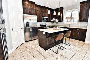 Refrigerador, microondas, horno, placa de cocina