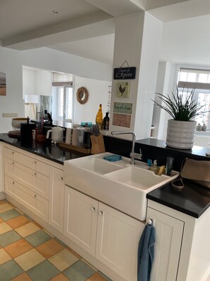 Fridge, microwave, oven, stovetop - Charming renovated luxury apartment with seaview. (De Haan)